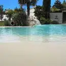 Piscine avec plage immergée prix, avantages et mise en œuvre