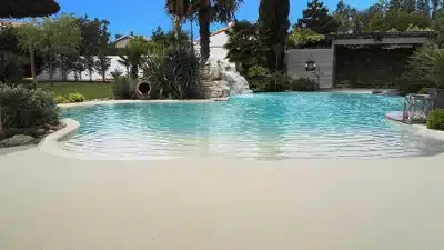 Piscine avec plage immergée prix, avantages et mise en œuvre