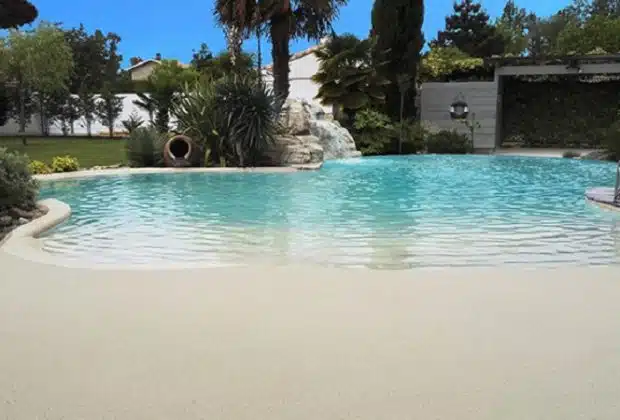 Piscine avec plage immergée prix, avantages et mise en œuvre