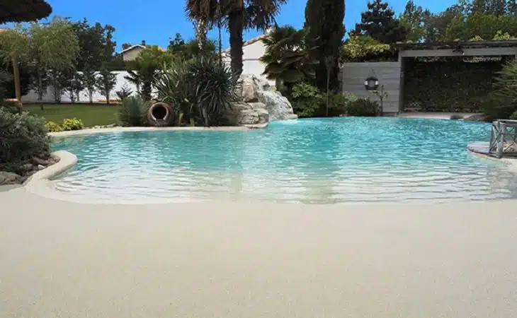 Piscine avec plage immergée prix, avantages et mise en œuvre