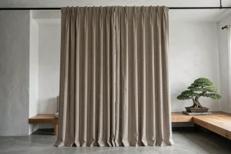 Rideaux occultants japonisants en lin beige dans un salon minimaliste avec meuble bas en bois et bonsaï